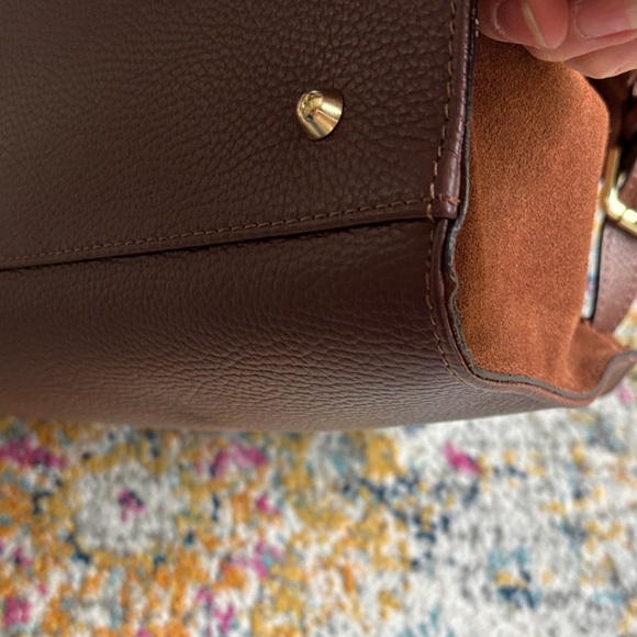 Elegant Brown Leather Handbag - Picture 8 of 12
